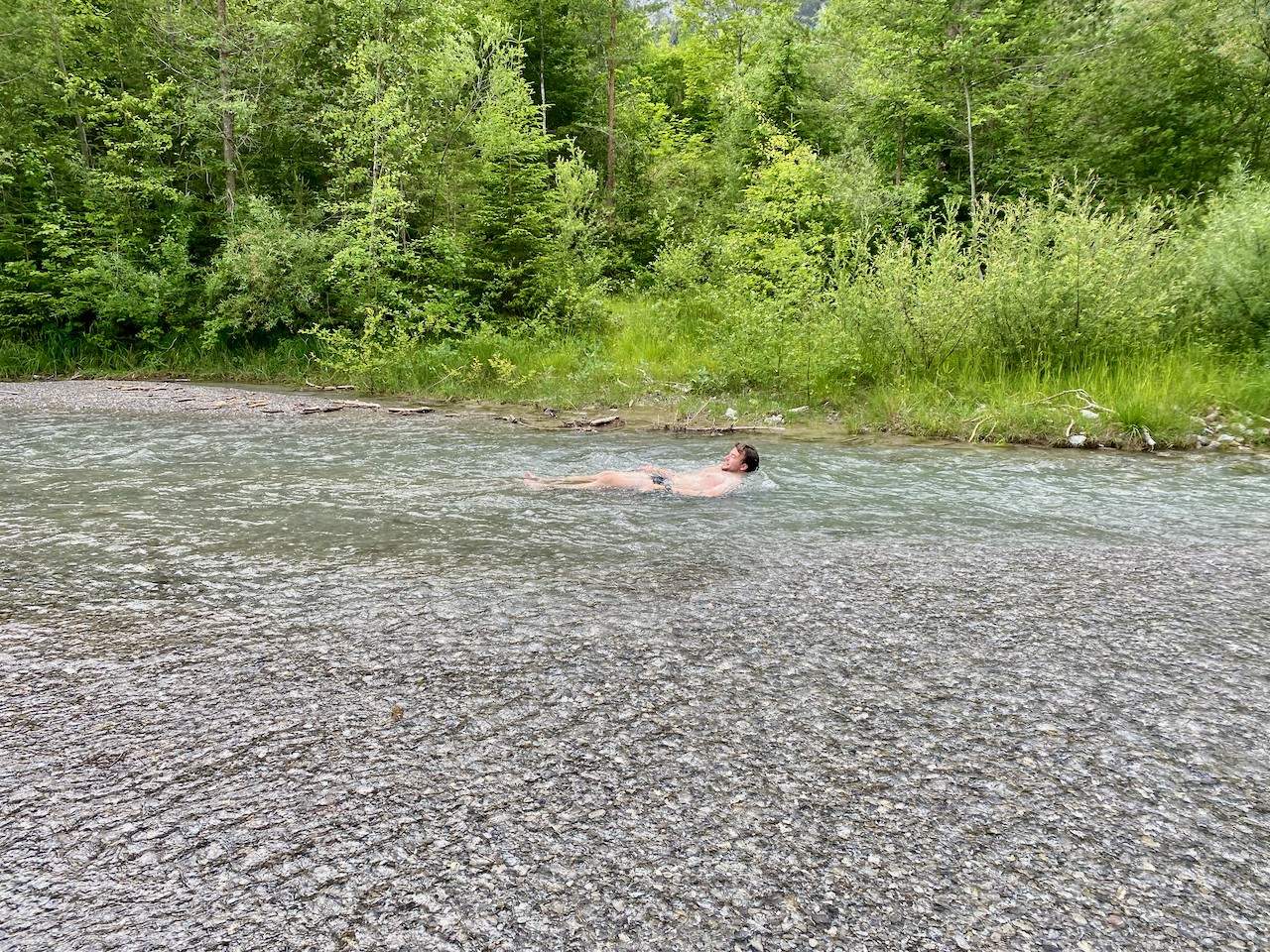 Bachbaden im Tiroler Gebirgsbach