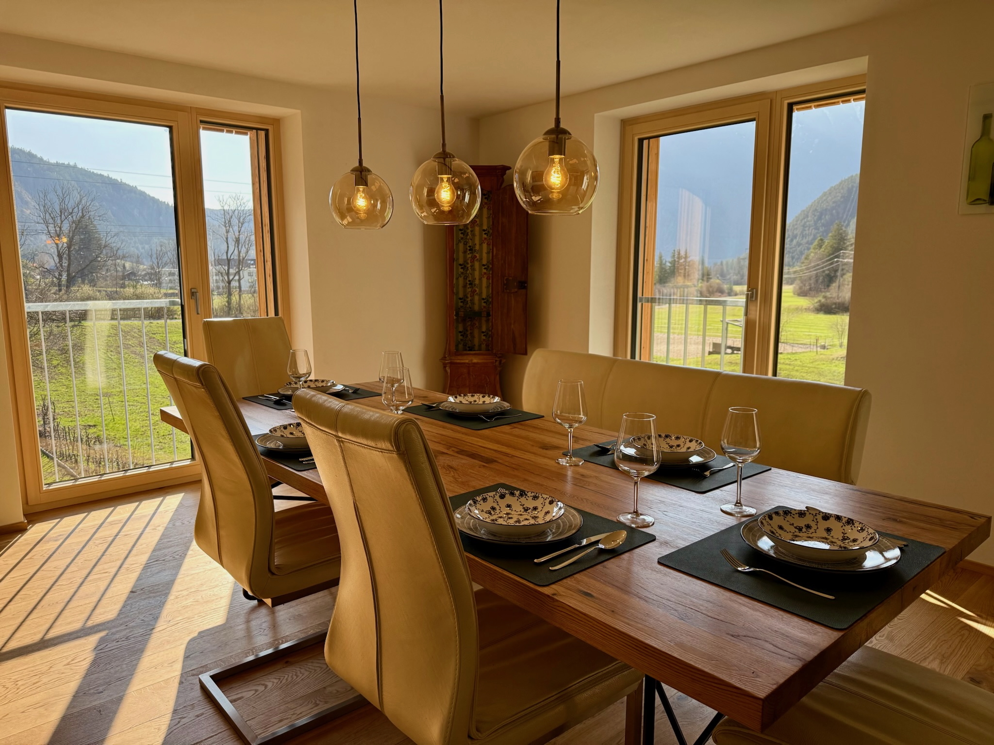 Wohnküche il nido mit Esstisch und Bergblick